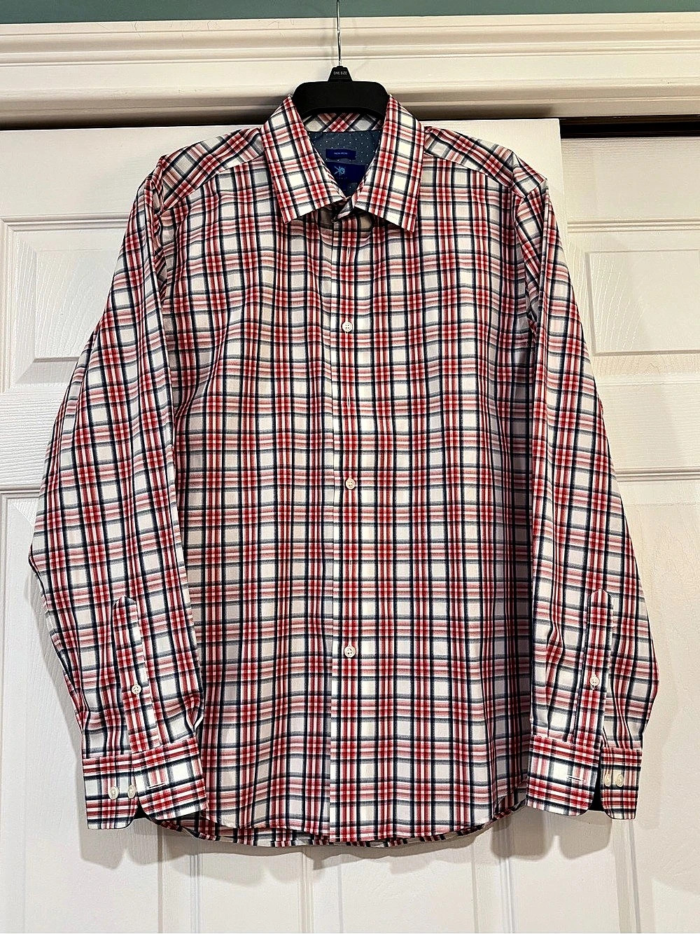 Egara Men’s Plaid Cotton Button-Down in Red White & Red. Size Large.
Like New